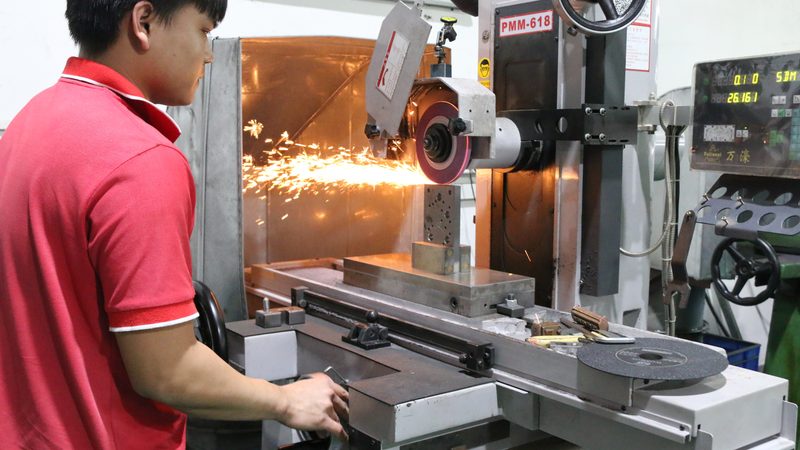 家电模具定做：揭秘影响价格的关键因素